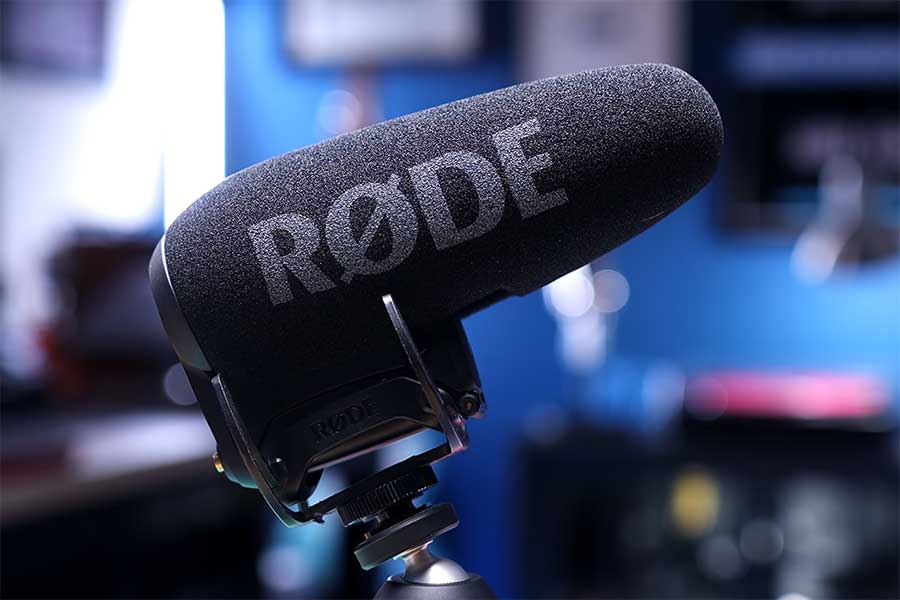 Продолжение серии Rode VideoMic, в котором были улучшены многие характеристики. Например, вместо батарей, внутри расположен аккумулятор, который вы можете заряжать с комплектным кабелем USB. Микрофон немного увеличился в размерах (длина 170 мм, вес 122 грамма), но все же это достаточно компактный вариант.Среднее время его непрерывной работы составляет 100 часов. Модель оснащена встроенной ветрозащитой и антивибрационной системой Rycote Lyre, которая снижает вибрации и шумы при движении камеры. Как и предшественник, Rode VideoMic+ обладает фильтром низких частот и регулятором усиления выходного сигнала: -10 dB или -20 dB. С его помощью вы сможете настроить оптимальный уровень записи на своей камере. Продолжение серии Rode VideoMic, в котором были улучшены многие характеристики. Например, вместо батарей, внутри расположен аккумулятор, который вы можете заряжать с комплектным кабелем USB. Микрофон немного увеличился в размерах (длина 170 мм, вес 122 грамма), но все же это достаточно компактный вариант.Среднее время его непрерывной работы составляет 100 часов. Модель оснащена встроенной ветрозащитой и антивибрационной системой Rycote Lyre, которая снижает вибрации и шумы при движении камеры. Как и предшественник, Rode VideoMic+ обладает фильтром низких частот и регулятором усиления выходного сигнала: -10 dB или -20 dB. С его помощью вы сможете настроить оптимальный уровень записи на своей камере.