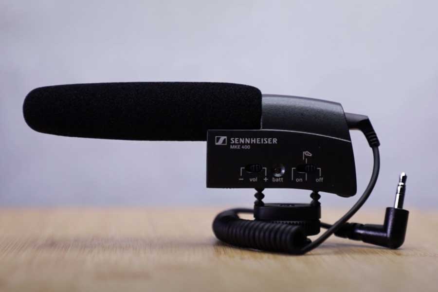 Достойный аналог Rode VideoMicro. При весе всего в 60 грамм он отличается высоким качеством записи звука, что делает его удобным для использования на небольших камерах. Микрофон оснащен антивибрационной системой, которая помогает избежать шумов от вибраций камеры. Микрофон питается от батарейки AAA, которой хватает на 100 часов работы. А еще, MKE 400 оснащен разъемом 3,5 мм. С его помощью, устройство можно подключить к камере. Достойный аналог Rode VideoMicro. При весе всего в 60 грамм он отличается высоким качеством записи звука, что делает его удобным для использования на небольших камерах. Микрофон оснащен антивибрационной системой, которая помогает избежать шумов от вибраций камеры. Микрофон питается от батарейки AAA, которой хватает на 100 часов работы. А еще, MKE 400 оснащен разъемом 3,5 мм. С его помощью, устройство можно подключить к камере.