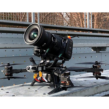 Гоночный FPV квадрокоптер с камерой BMPCC 4k Гоночный FPV квадрокоптер с камерой BMPCC 4k